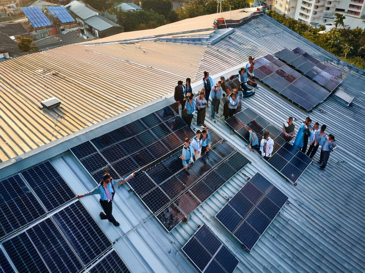 Firefly Erstelle ein realistisches Gruppenbild mit genau 12 Personen auf einem Gebaeude mit Solardach